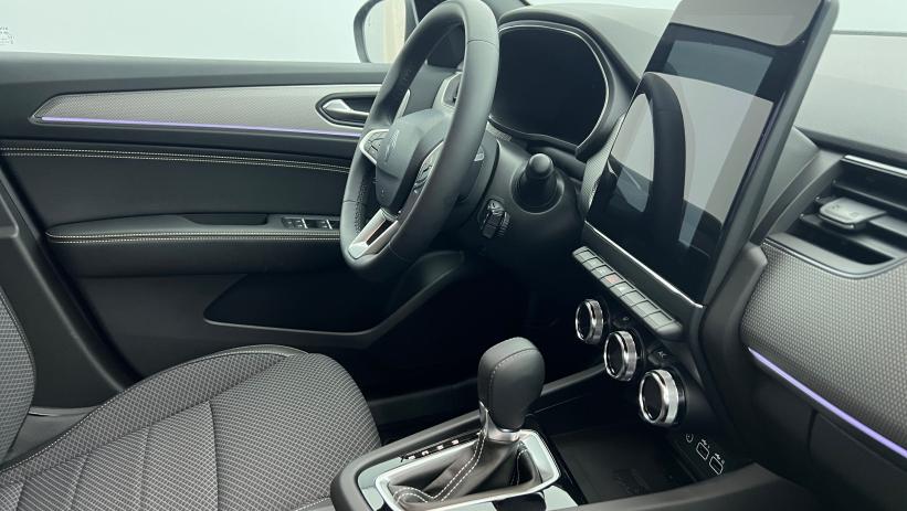 Aperçu du véhicule : E-Tech full hybrid 145 Techno Noir métal avec 800€ d'équipements inclus