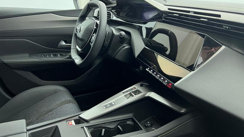 Aperçu du véhicule : BlueHDi 130ch S&S EAT8 GT Gris Artense avec 2350€ d'équipements inclus