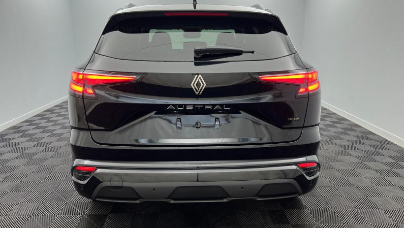 Aperçu du véhicule : Nouveau E-Tech full hybrid 200 Techno Noir Etoilé avec 1800€ d'équipements inclus