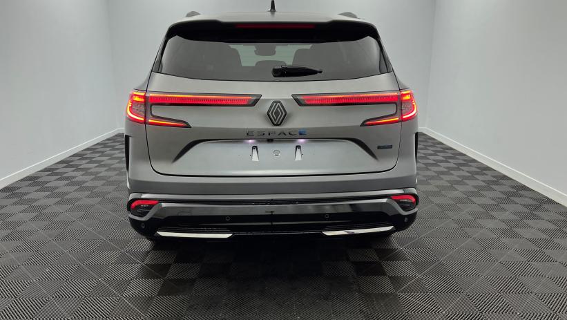 Aperçu du véhicule : E-Tech full hybrid 200 esprit Alpine Gris Schiste satin avec 2600€ d'équipements inclus