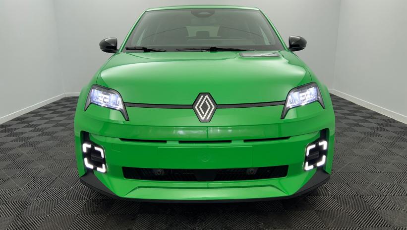 Aperçu du véhicule : 120 ch autonomie urbaine Techno Peinture vert pop avec 1250€ d'équipements inclus