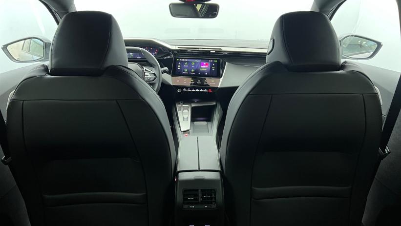 Aperçu du véhicule : BlueHDi 130ch S&S EAT8 GT Gris Artense avec 2350€ d'équipements inclus